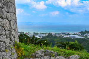 勝連城跡から見る絶景、青い海でエネルギーチャージ