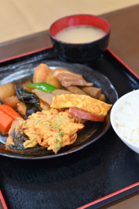 みどり屋食堂 煮物と天ぷら、卵焼きの定食