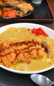 みどり屋食堂 大人気のカツカレー、懐かしい味とボリューム、ソースマストな一品