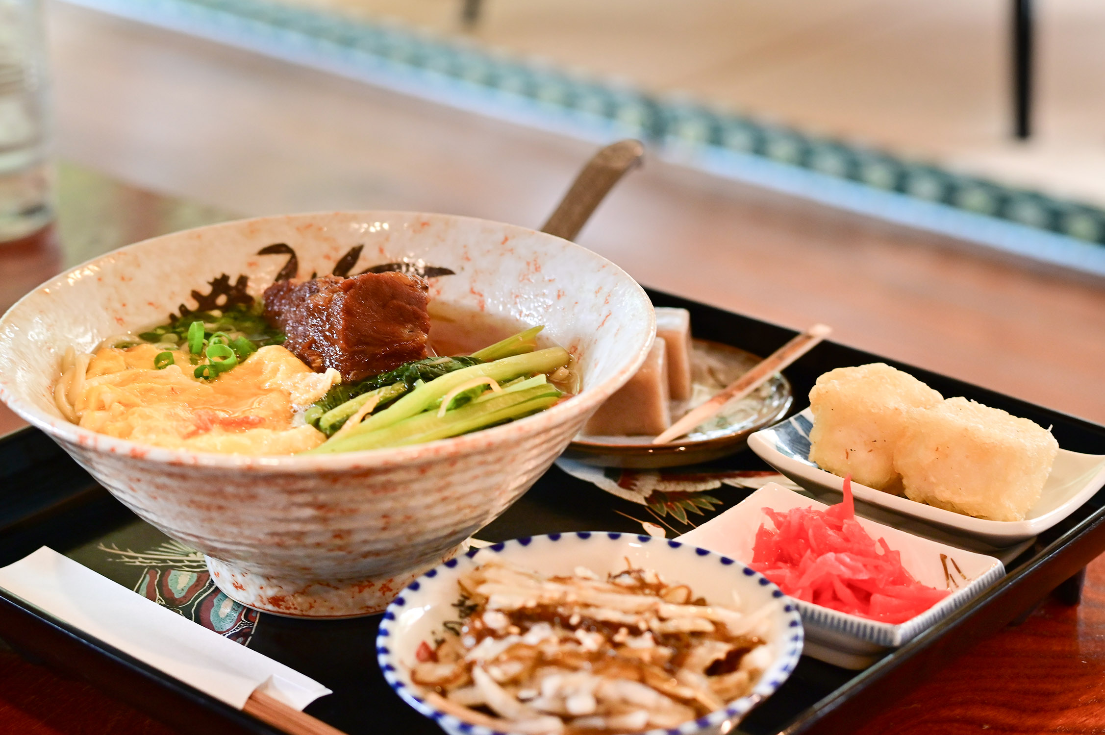 てぃーらぶい　しょう油味付けのソーキの入ったソーキそば（味付豚あばら）上品でおいしい