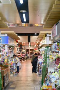 おみやげ屋さん、小物屋さんも安いです 第一牧志公設市場