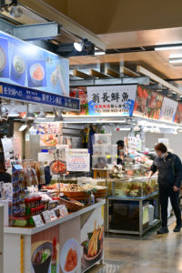 新里トシ商店と翁長鮮魚 (おながせんぎょ) 第一牧志公設市場