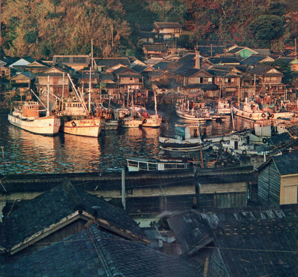 昭和40年ころの埼津港をAIでカラー化