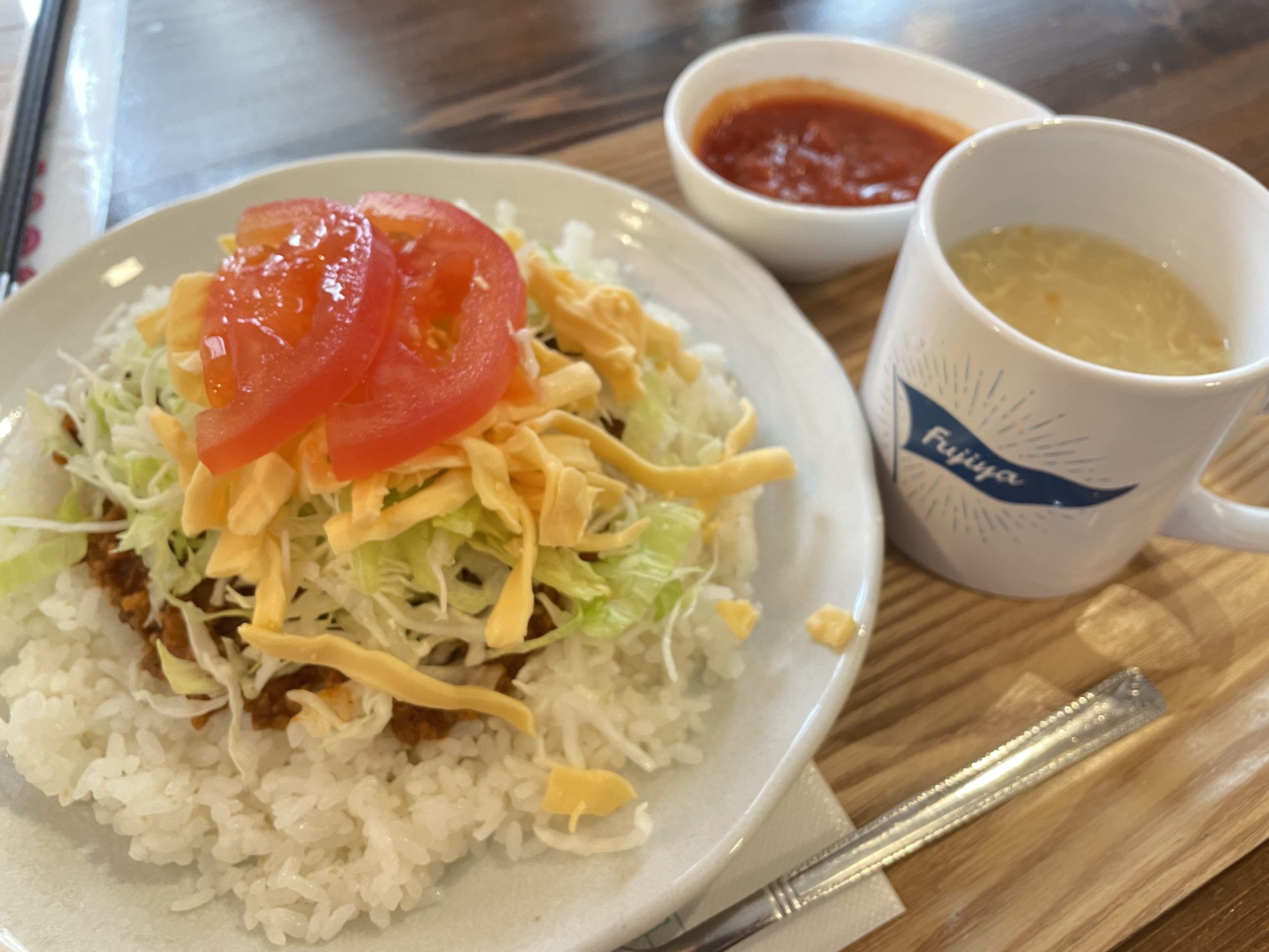 沖縄 不二家（Fujiya）のタコライス、スープとチリソース付きでカワイイ