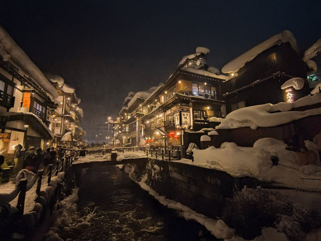 山形 温泉は美肌効果があるとされ、川沿いの足湯や共同浴場 銀山温泉