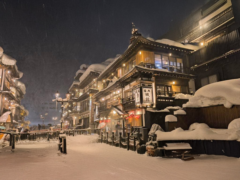 冬の銀山温泉は、雪景色と大正ロマン漂う温泉街 山形