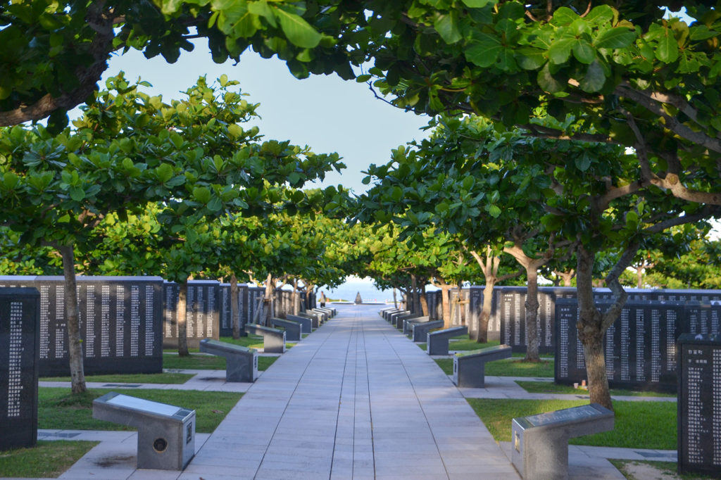 「平和の礎」沖縄戦で亡くなったすべての人々の名前が刻まれています