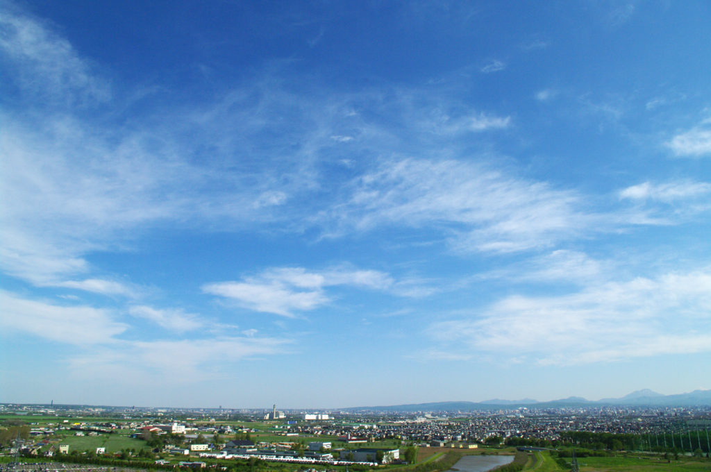 モエレ沼公園の頂上からは札幌市街や公園全体を一望でき、秋の紅葉や冬の雪景色は特に美しい