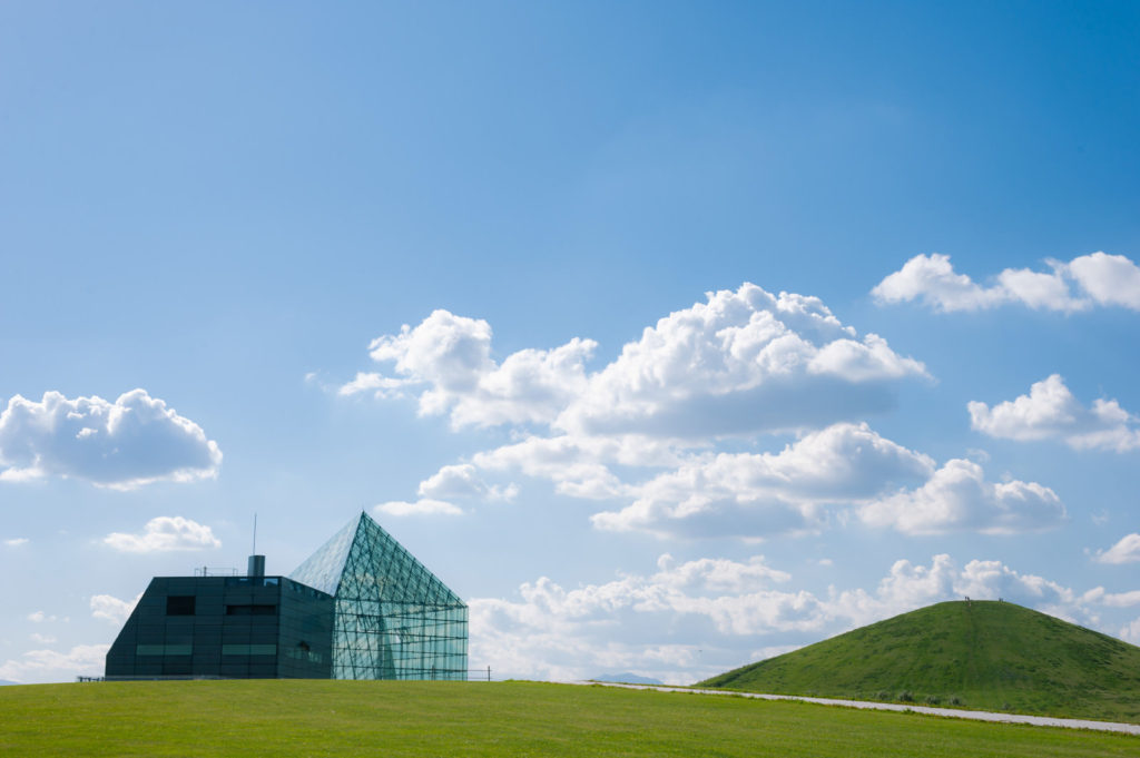 ガラスのピラミッドが映す四季の輝き、モエレ沼公園