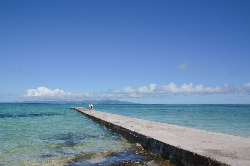 西桟橋の昼間は、まさに南国の楽園。太陽の光を浴びて輝くエメラルドグリーンの海が広がり、どこまでも続く水平線が心を解放してくれる