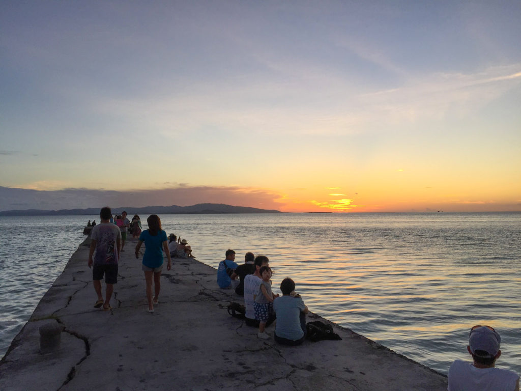 黄金色の夕日と海の絶景！西桟橋で心ほどける旅