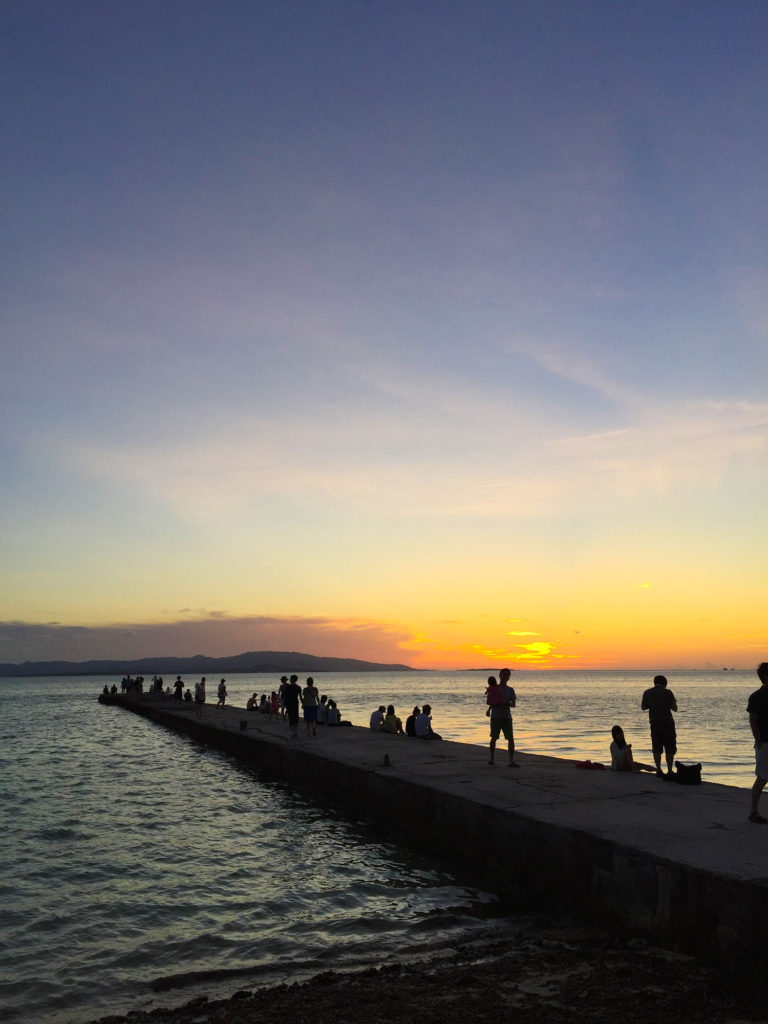 シンプルで美しい夕日が海を染める、静寂の絶景・西桟橋