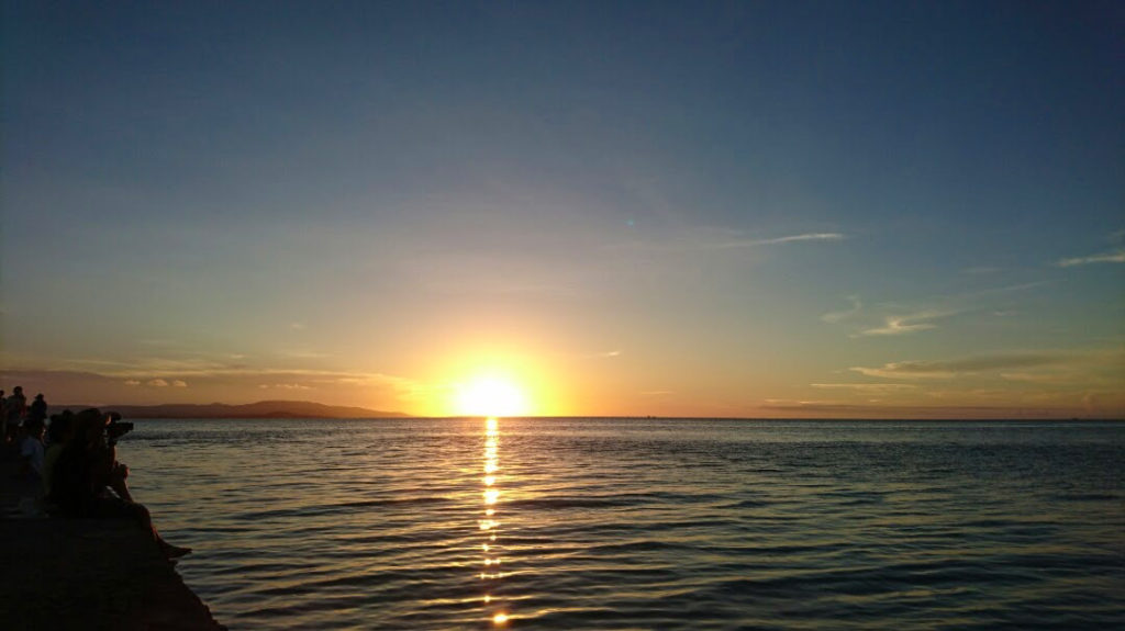 西海岸沿いでは、空と海がオレンジやピンクに染まり、幻想的な光景
