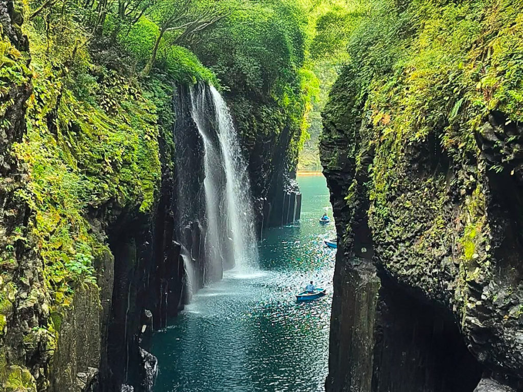 滝と緑が織りなす神話の世界、高千穂峡