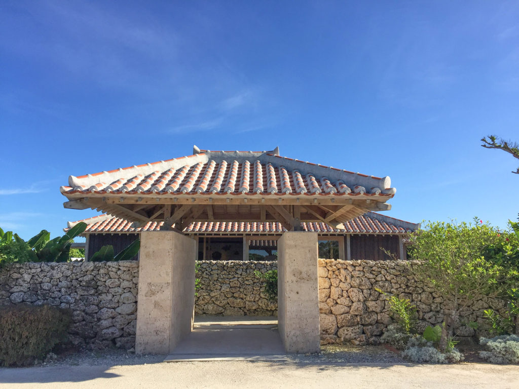 エントランスは、竹富島の伝統的な雰囲気を大切にした美しい造り