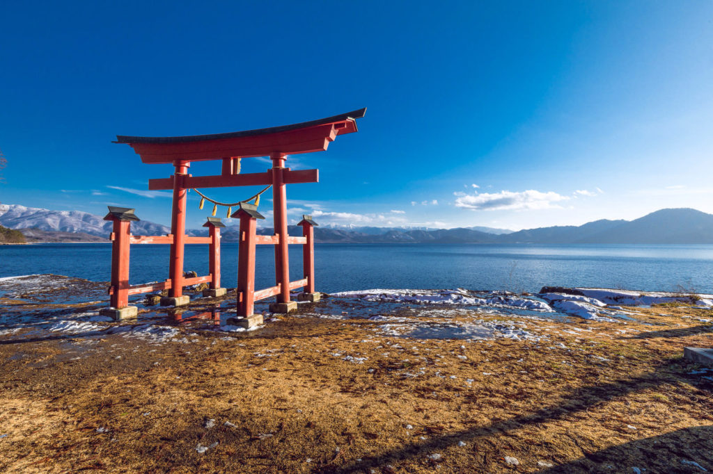 田沢湖、日本一の深さ、神秘のブルー 秋田