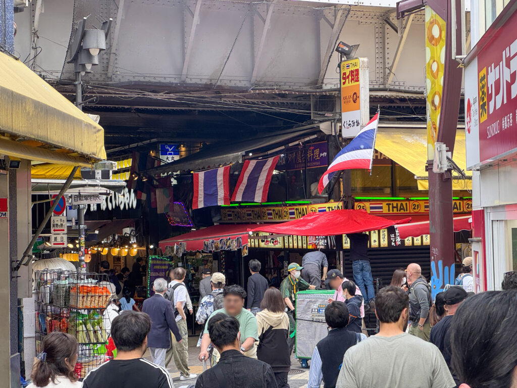 アメ横ガードレール下 Under the guardrail at Ameyoko