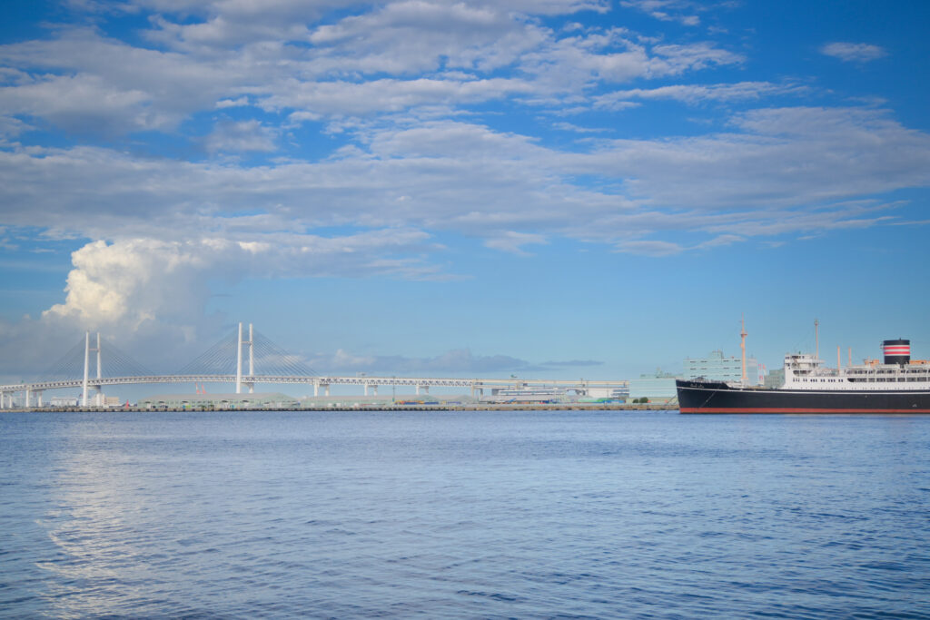 氷川丸 横浜ベイブリッジ Hikawa Maru and Yokohama Bay Bridge