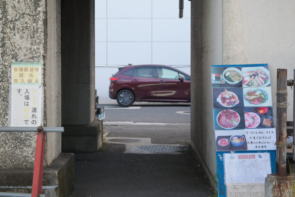 ペット連れの入場は禁止です。ラーメンとカレーライスが旨くなければ大衆とは呼ばれない！厚生食堂