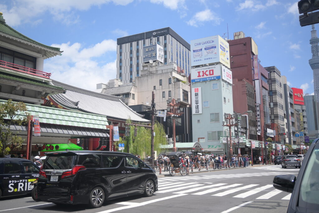浅草雷門のお盆の賑わい The bustle of Asakusa's Kaminarimon Gate during Obon.