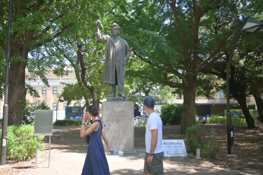 野口英世像上野公園 Statue of Hideyo Noguchi in Ueno Park